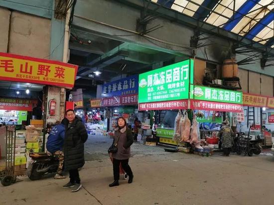 (2019年12月31日,还在正常营业的华南海鲜批发市场。摄影/本报记者 张家振)