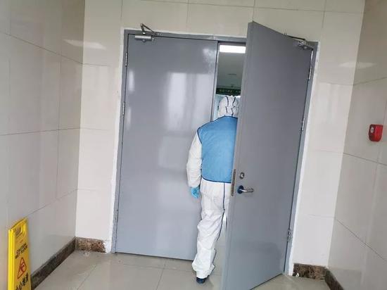 (武汉市金银潭医院住院部南楼四楼隔离病房的医护人员。摄影/本报记者 张家振)