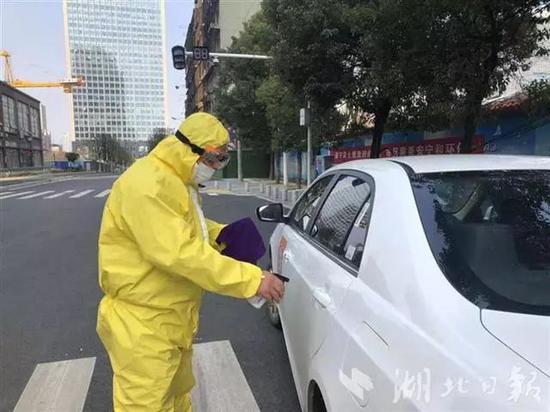 滴滴司机季立伟在给车消毒