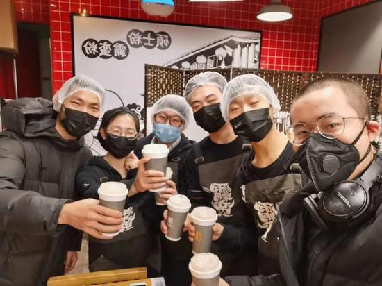 霸蛮米粉创始人张天一(右一)和员工们。来源:被访者