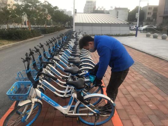 哈啰共享员工正在给车辆消毒