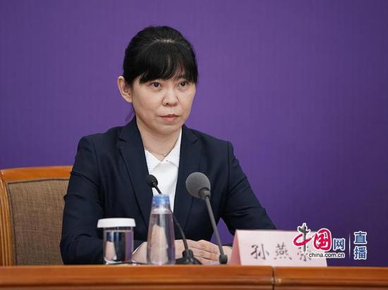  ▲2月17日举行的国务院联防联控机制新闻发布会上，科技部生物中心副主任孙燕荣介绍了新冠肺炎药物研究的进展情况。（图片来自中国网）