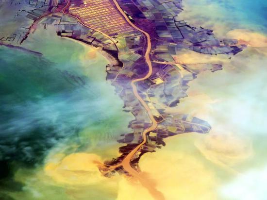 美国密西西比河三角洲 泥砂含量巨大的密西西比河汇入墨西哥湾，形成鸟足外观的三角洲，使它成为世界上最著名的三角洲之一。