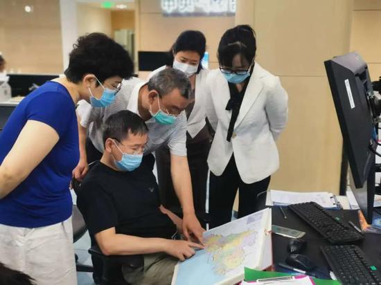 每次台风来临前，预报员总会反复确定登陆点及强度