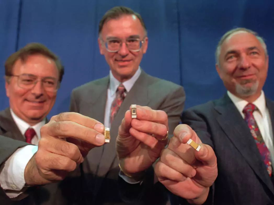 Federico Faggin，Ted Hoff和Stanley Mazor手持英特尔4004处理器在国家发明家名人堂，1996年