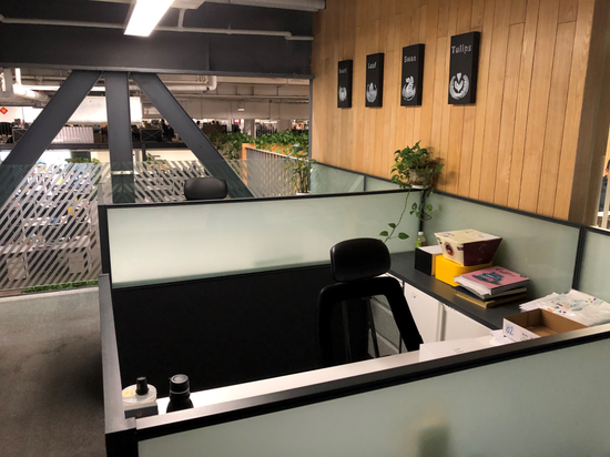 (在瑞幸北京总部,前CEO钱治亚和前COO刘剑的工位目前已空置。摄影/余乐)