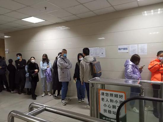 ▲11月25日,来蛋壳总部维权的租户从2层排到1层。