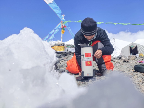 2020年5月23日，测量登山队员张卫东用国产重力仪在海拔6500米进行重力测量。国测一大队供图