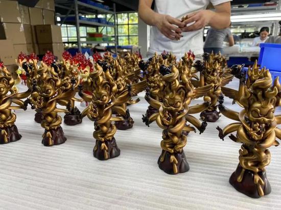 工厂中刚生产出来的潮玩单品(受访者供图)