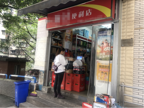 街边的小卖部，店主身兼多家团购平台团长之职