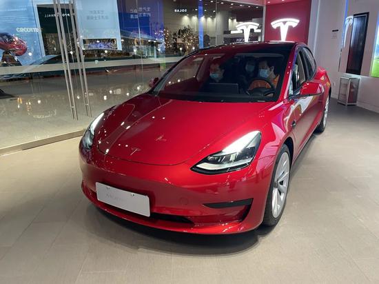 ▲两名用户正在特斯拉芳草地店咨询Model 3