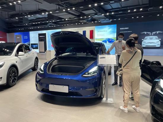 ▲两名用户正在特斯拉芳草地店咨询Model Y