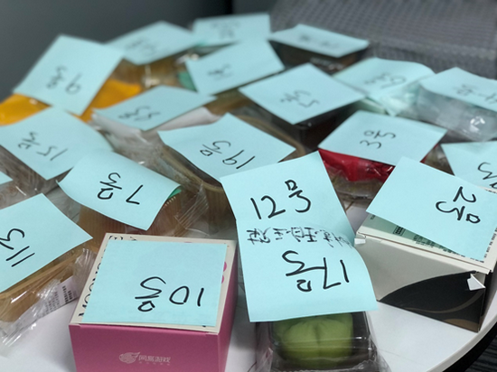 测评前被编号的月饼们，图片由栗子拍摄