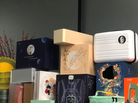 测评前的月饼礼盒大合照，图片由栗子拍摄