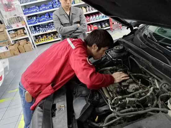 图 | 余守辉在店里忙活