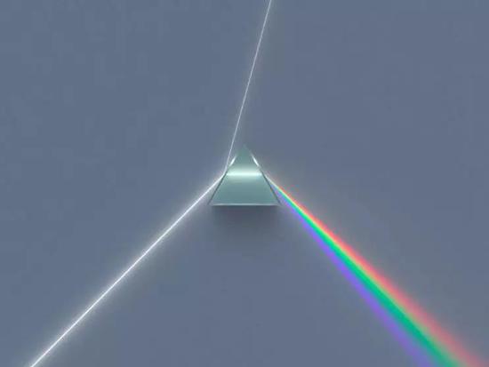 这幅图描绘的是光线穿过三稜镜，分离成清晰的颜色，当许多中高能量的光子撞击晶体时，就会发生这种情况。如果我们只用一个光子做这个实验，晶体的移动量可能是离散数量的空间“步”。| 图片来源：维基共享用户 Spigget