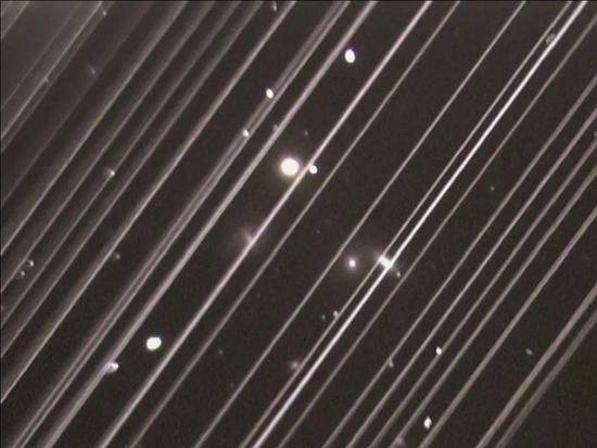 图3 2019年5月25日晚上，在美国亚利桑那州洛厄尔天文台用望远镜拍摄得到的NGC 5353和NGC 5354星系群的图像。贯穿图像对角线方向的就是星链卫星穿过望远镜视场时留下的痕迹。来源：Victoria Girgis/Lowell Observatory