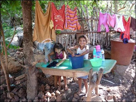 尤卡坦玛雅女孩正在洗衣服，她们每天要花几个小时操持家务并到田里做工。| Sam S。 Urlacherr