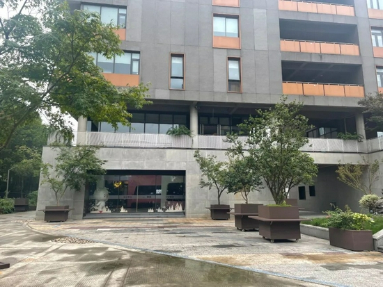 贝店的公司门口大门紧闭