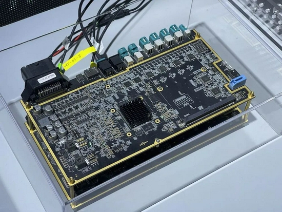 ▲基于芯驰科技V9T芯片打造域控制器