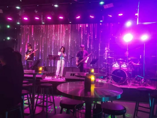 奈雪酒屋的驻唱表演