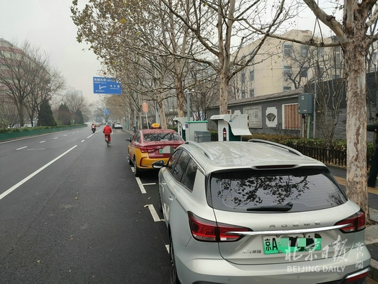 凌晨4点“抢车位”!新能源车冬季充电,挺难!