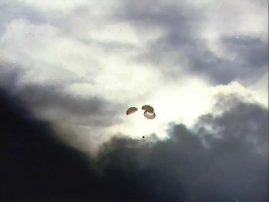 阿波罗13号飞船指令舱成功地返回地球后，出现在人们的视野中