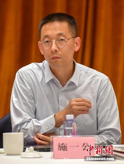 3月5日,全国政协十三届二次会议中国科学技术协会界别委员围绕政府工作报告进行分组讨论。图为全国政协委员施一公参加讨论。中新社记者 于海洋 摄