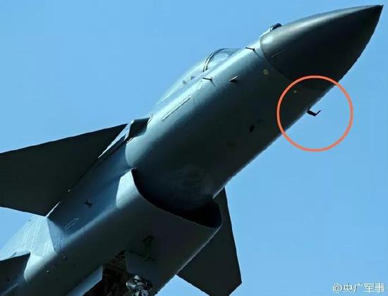  歼-10B的L型空速管（图片来源：央广军事微博）