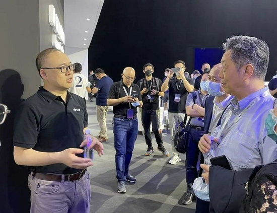 ▲左：地平线CEO余凯，右：中国电动汽车百人会副理事长董扬