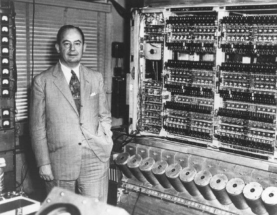 约翰·冯·诺依曼（John von Neumann）在普林斯顿大学高级研究学院的电脑前 1945年Getty拍摄