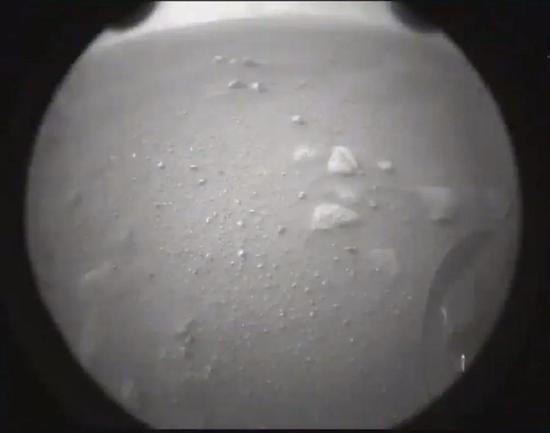 毅力号登上火星后传回的着陆区表面照片 | NASA/JPL-Caltech