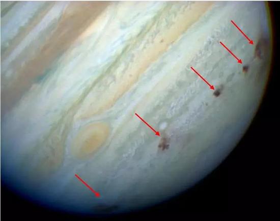 彗木撞击在当时的木星表面留下的“疤痕”（红色箭头处）。来源：NASA