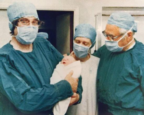 IVF先驱Robert Edwards（左）、Jean Purdy（中）、Patrick Steptoe和第一例试管婴儿Louise Brown的合照。来源：Hulton Archive/Getty