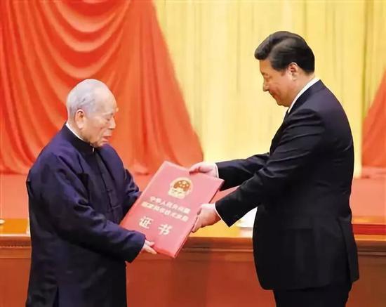 2014年1月10日,习近平向程开甲院士颁奖
