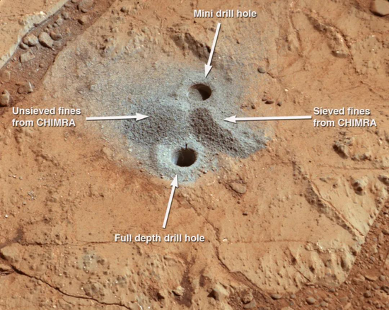 好奇号钻孔，直径约1.6厘米，下面那个深6.4厘米。来源：NASA/JPL-Caltech