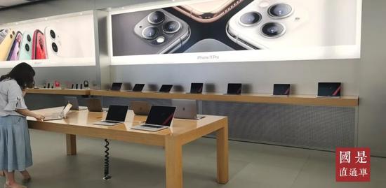 17日中午,位于上海陆家嘴国金中心的Apple Store苹果零售店已恢复营业。摄影:李姝徵