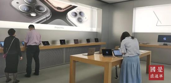 17日中午,位于上海陆家嘴国金中心的Apple Store苹果零售店已恢复营业。摄影:李姝徵