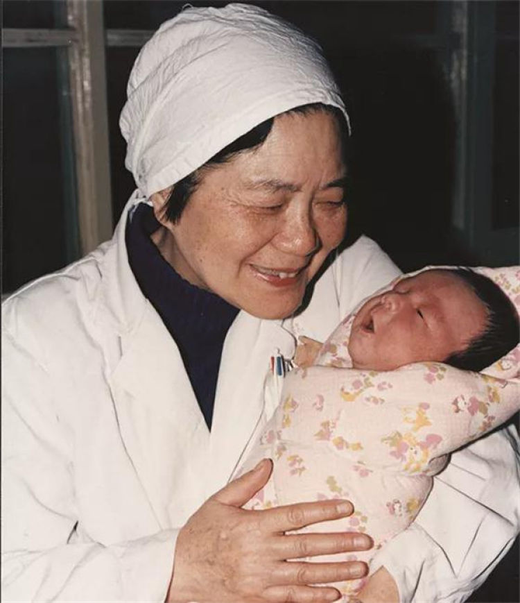 试管婴儿之母张丽珠教授与大陆首例试管婴儿郑萌珠