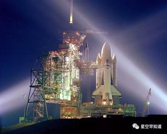 11月夜晚,等待升空的哥伦比亚号航天飞机 来源:NASA