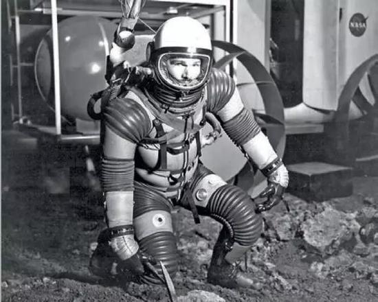 培训期间穿着宇航服的尤金。来源：USGS