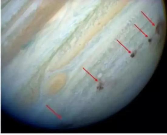 彗木撞击在当时的木星表面留下的“疤痕”（红色箭头处）。图片来源：NASA