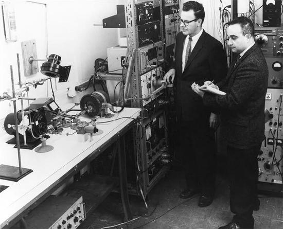 20世纪50年代，戈登·古尔德（左）与Ben Senitsky一起做微波激光实验。