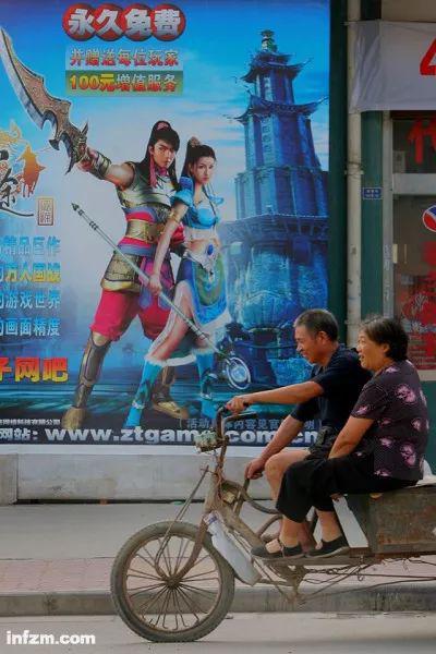 南京一家经营网络游戏网吧用广告招贴吸引网民前来上网。（视觉中国/图）