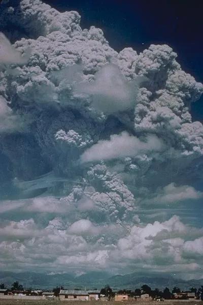 一项计划模拟了火山喷发的场景，其灵感源于 1991 年菲律宾皮纳图博火山喷发。图片来源：Wikipedia