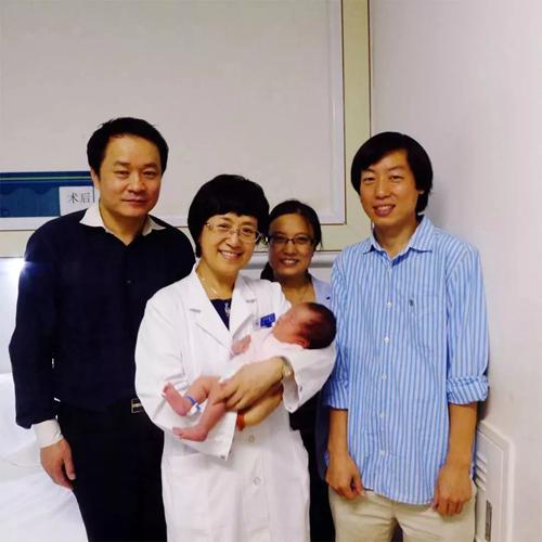 与乔杰(左二)和汤富酬(右一)看望第一位MALBAC婴儿