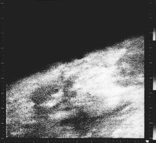 “水手4号”传回的第一张火星特写照片