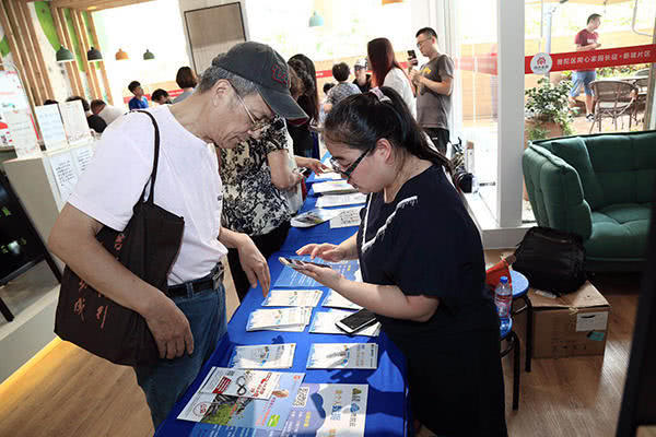 上海开老人手机使用培训班：65岁阿姨称没手机不方便