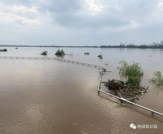 南昌建军雕塑广场亲水平台被淹（图片@彦生）