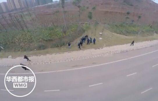  四川警方航拍抓捕 嫌疑犯:场面堪比大片|航拍_新